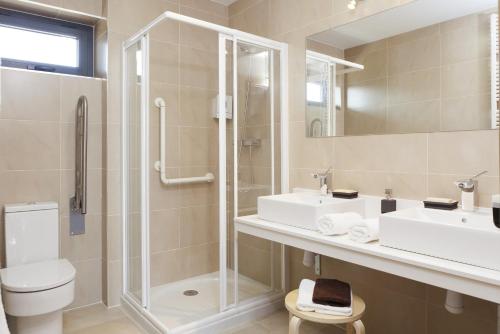 维多利亚-加斯特伊兹怡和阿里斯蒂公寓式酒店的带淋浴、盥洗盆和卫生间的浴室