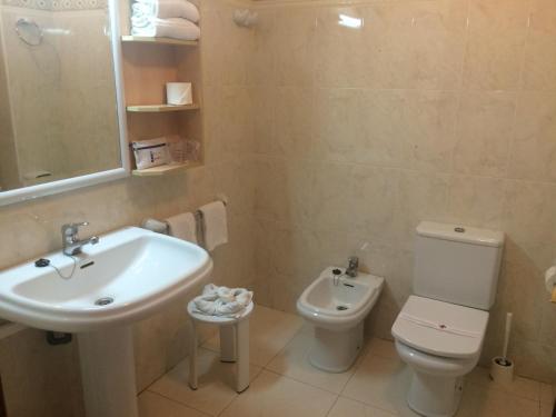 科马鲁加那图拉公园酒店的一间带水槽和卫生间的浴室