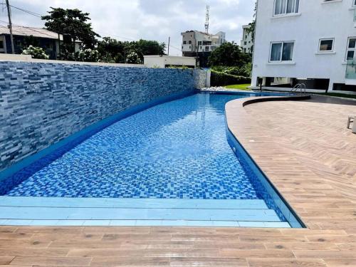阿克拉Apartment in the heart of Accra.的大楼内的一个蓝色海水游泳池