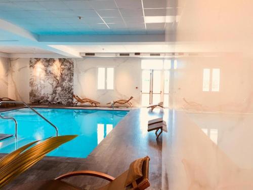 罗索利纳Hotel Formula Int. & Puravita SPA的一个带蓝色游泳池的大型游泳池