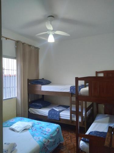 蒙加瓜pousada&Hostel perola mar的客房设有四张双层床和天花板。