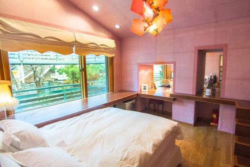 首尔汉所总统套房韩屋酒店的一间卧室配有一张床、一张书桌和一面镜子
