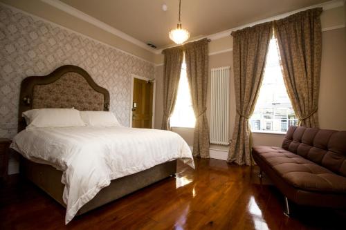 StainlandThe Rose Bed and Breakfast的一间卧室配有一张床、一张沙发和窗户。