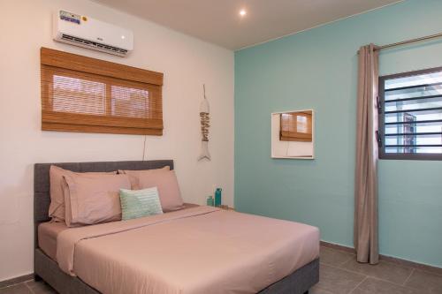克拉伦代克Playa Feliz Apartments Bonaire的卧室配有一张床