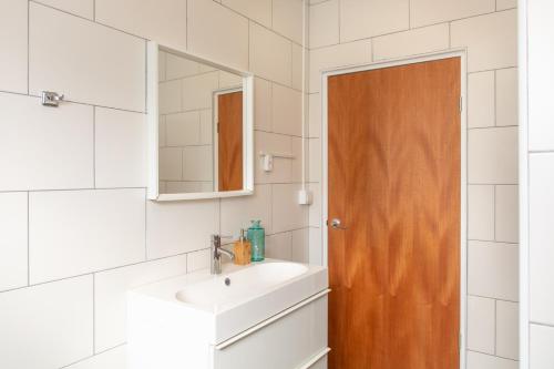 克拉伦代克Playa Feliz Apartments Bonaire的一间带水槽和镜子的浴室
