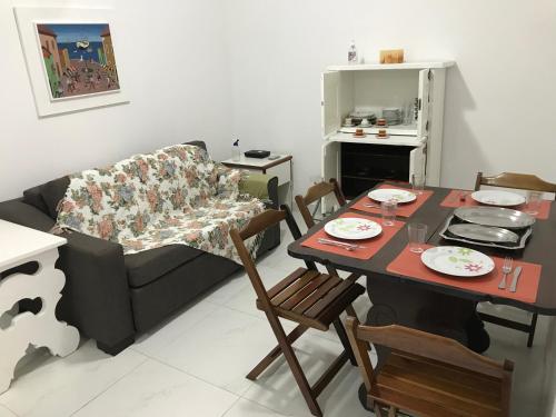 里约热内卢COPACABANA 2 Quartos e Sala, QUADRA DA PRAIA no Posto 6的客厅配有桌子和沙发