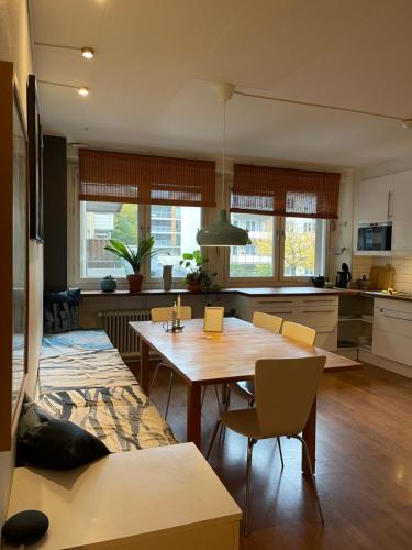 赫尔辛堡Stor lägenhet - 150 meter från havet.的厨房以及带桌椅的用餐室。