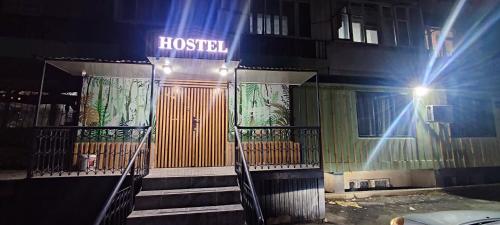 阿拉木图HOSTEL的建筑前方有标志的酒店