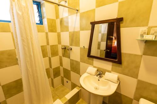 库斯科La Casona de Rimacpampa的一间带水槽和镜子的浴室