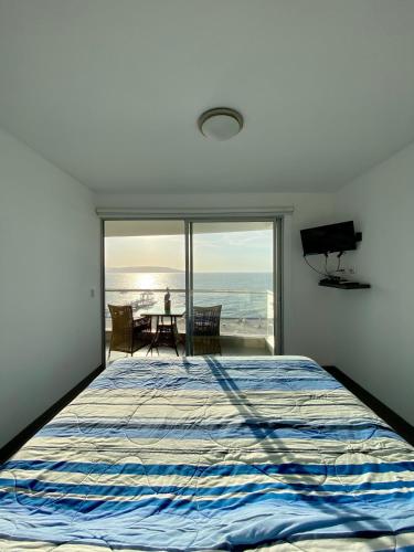 帕拉卡斯Condominio Nuevo Paracas - Sotavento的一间卧室配有一张床,享有海景