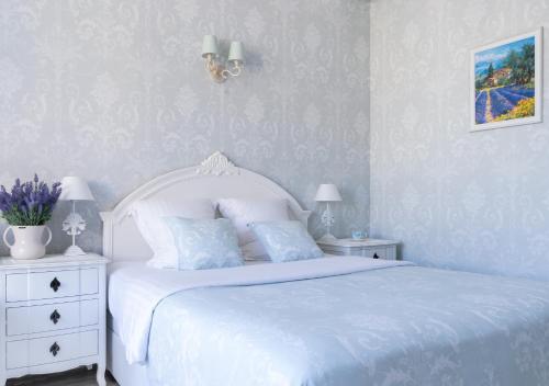 戛纳Croisette Palais Miramar Cannes Imperial的卧室配有白色的床和2个床头柜