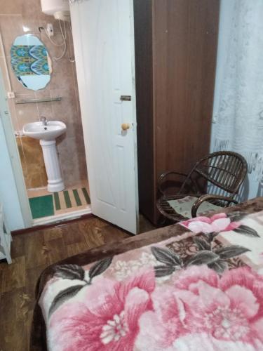 杜尚别Sayfi Guesthouse的一间带水槽的浴室和一张位于客房内的床