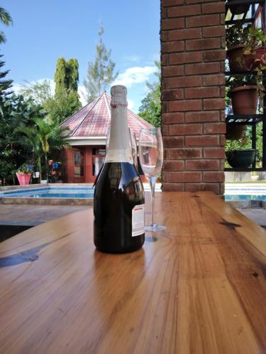 莫希Sprunger Avenue - tulia homes的木桌边的一瓶葡萄酒和一杯