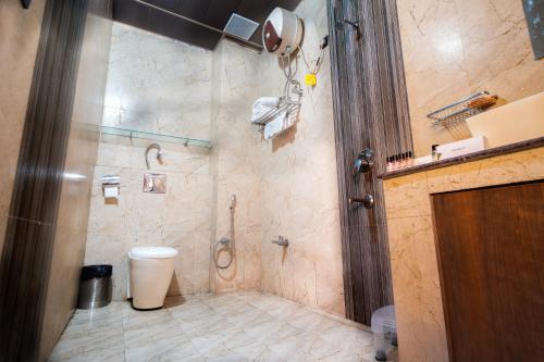 瑞诗凯诗Chanakya Resort的一间带卫生间和淋浴的浴室