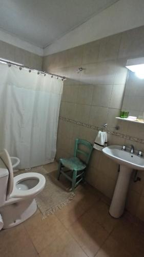 GualeguaychúLo de Tini的一间带卫生间和水槽的浴室