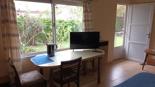 GualeguaychúLo de Tini的客房设有书桌、电视和窗户。