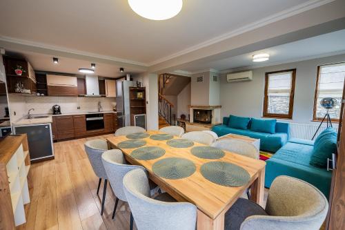 希普卡Villa Green Magic的用餐室以及带桌椅的起居室。