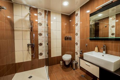 希普卡Villa Green Magic的一间带水槽、淋浴和卫生间的浴室