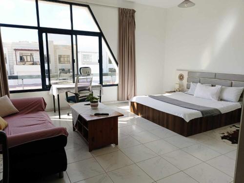迪拜Jumeirah Beach Villa的酒店客房,配有床和沙发