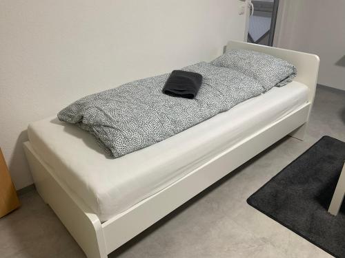 卡塞尔Zentrum Kassel 2的一张白色的床,上面有黑色枕头