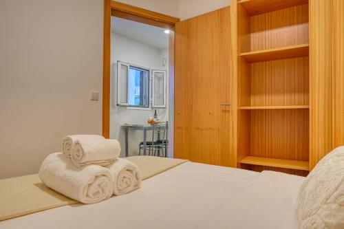 塞沙尔Casa Familia Pestana 1, a Home in Madeira的一间卧室配有带2条毛巾的床