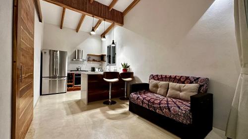 圣塔特蕾莎海滩Villas Paraiso Azul的带沙发的客厅和厨房