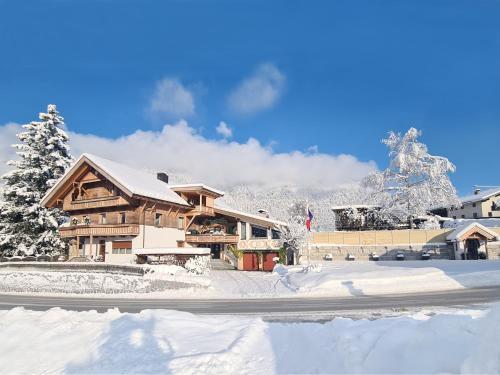 蒂尔塞Aparthotel Buchauer-Tirol的雪覆盖着雪地的山林小屋