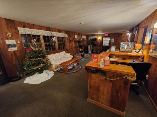 基灵顿Turn of River Lodge的客厅配有圣诞树和沙发