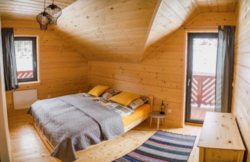 利普托斯基米库拉斯Chata Jazorna的小木屋内一间卧室,配有一张床