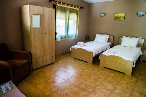 Lágos拉各斯港客房旅馆的一间小房间,配有两张床和一张沙发