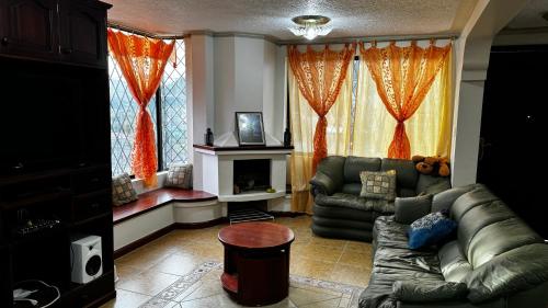 奥塔瓦洛Wasi Golde oro的带沙发和壁炉的客厅