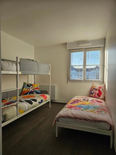 布西圣乔治Appart 3 chambres-Gare 1 min-Disneyland Paris 6 min的一间卧室设有两张双层床和一扇窗户。