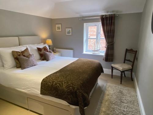 纳尔斯伯勒Luxury Home With Stunning River Views的卧室配有床、椅子和窗户。