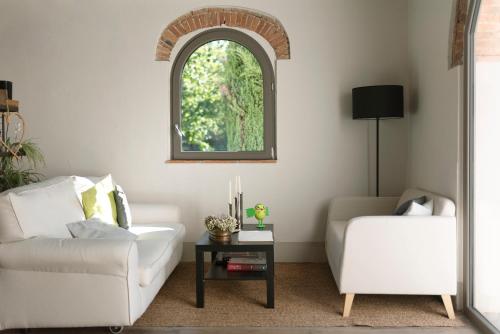 菲利内瓦尔达诺Casale La Gora - B&B di charme的客厅配有白色的沙发和桌子