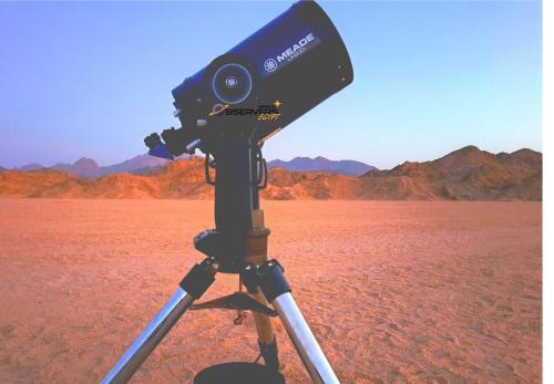 赫尔格达Hurghada Desert stargazing的沙漠三脚架上的相机
