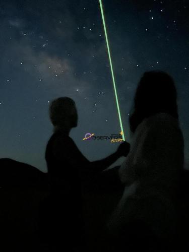 赫尔格达Hurghada Desert stargazing的男人和女人看着星星