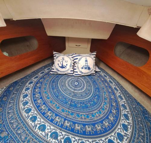 巴达洛纳Peace and Love的蓝白地毯上的一个枕头