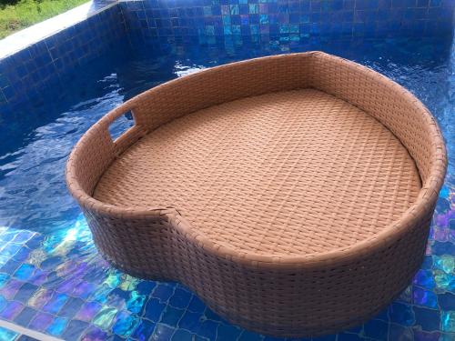 ChoiseulThe Island Experiences Luxury Villa的游泳池中间的柳条篮子