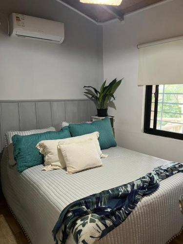 拉斯托斯卡斯Kaisen的一间卧室配有一张带蓝色和白色枕头的床