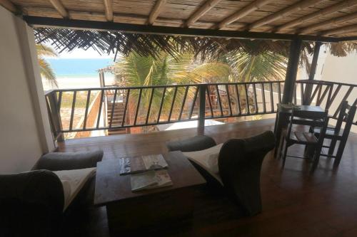 维加伊托维查依托马堪尼酒店的一个带桌椅和海滩的阳台