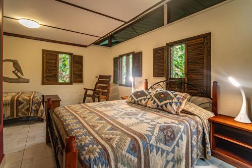 RivasTalamanca Nature Reserve的卧室配有一张床和一张桌子及椅子