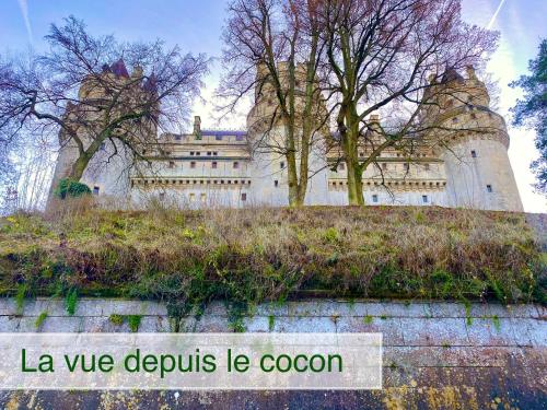 皮埃尔丰Le Cocon des Remparts-Logis Élégant à Pierrefonds的一座有树木和前面标志的建筑