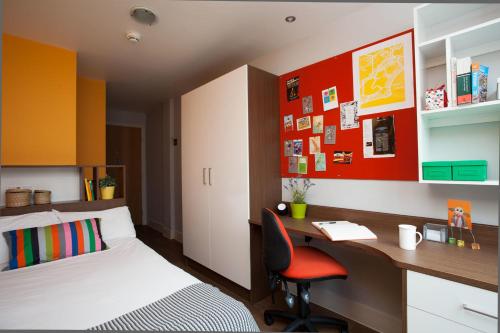 爱丁堡Unite Students - Sugarhouse Close - Royal Mile的一间卧室配有书桌、一张床和一张书桌