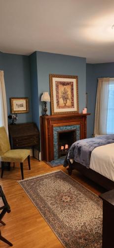 梅诺莫尼Oaklawn Inn的一间卧室配有一张床和一个壁炉