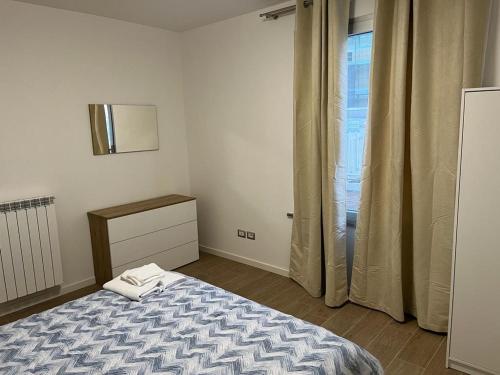 皮亚琴察Appartamento La Lupa的一间小卧室,配有床和窗户