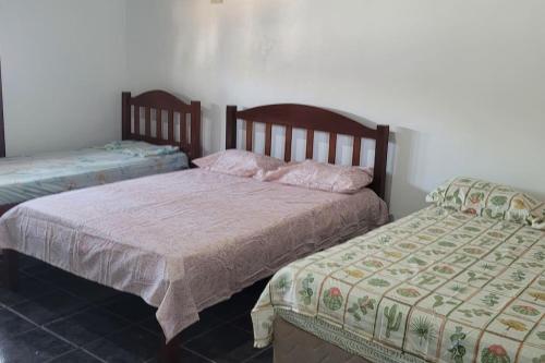 圣塔伦Casa ampla e aconchegante的卧室内两张并排的床