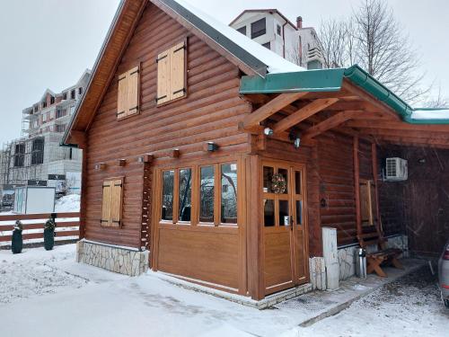 科拉欣Zara Chalet的小木屋,有门在雪中