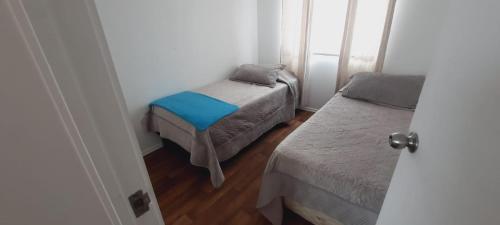 奥瓦列Lindo departamento central的小房间设有两张床和窗户