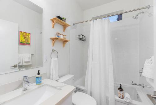 西雅图Calm Urban Abode steps to Volunteer Park的白色的浴室设有水槽和淋浴。