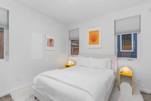 西雅图Calm Urban Abode steps to Volunteer Park的一间白色卧室,配有床和2个窗户